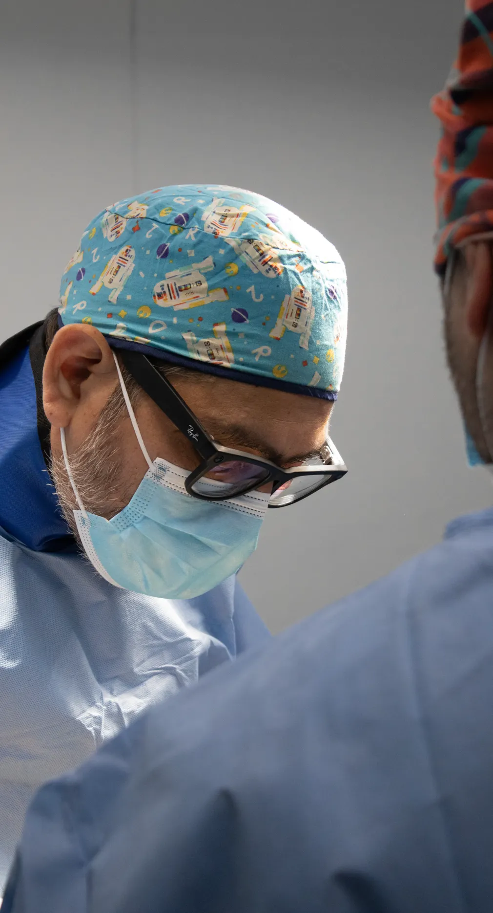 Dr. Daniel Santana López concentrado durante una cirugía
