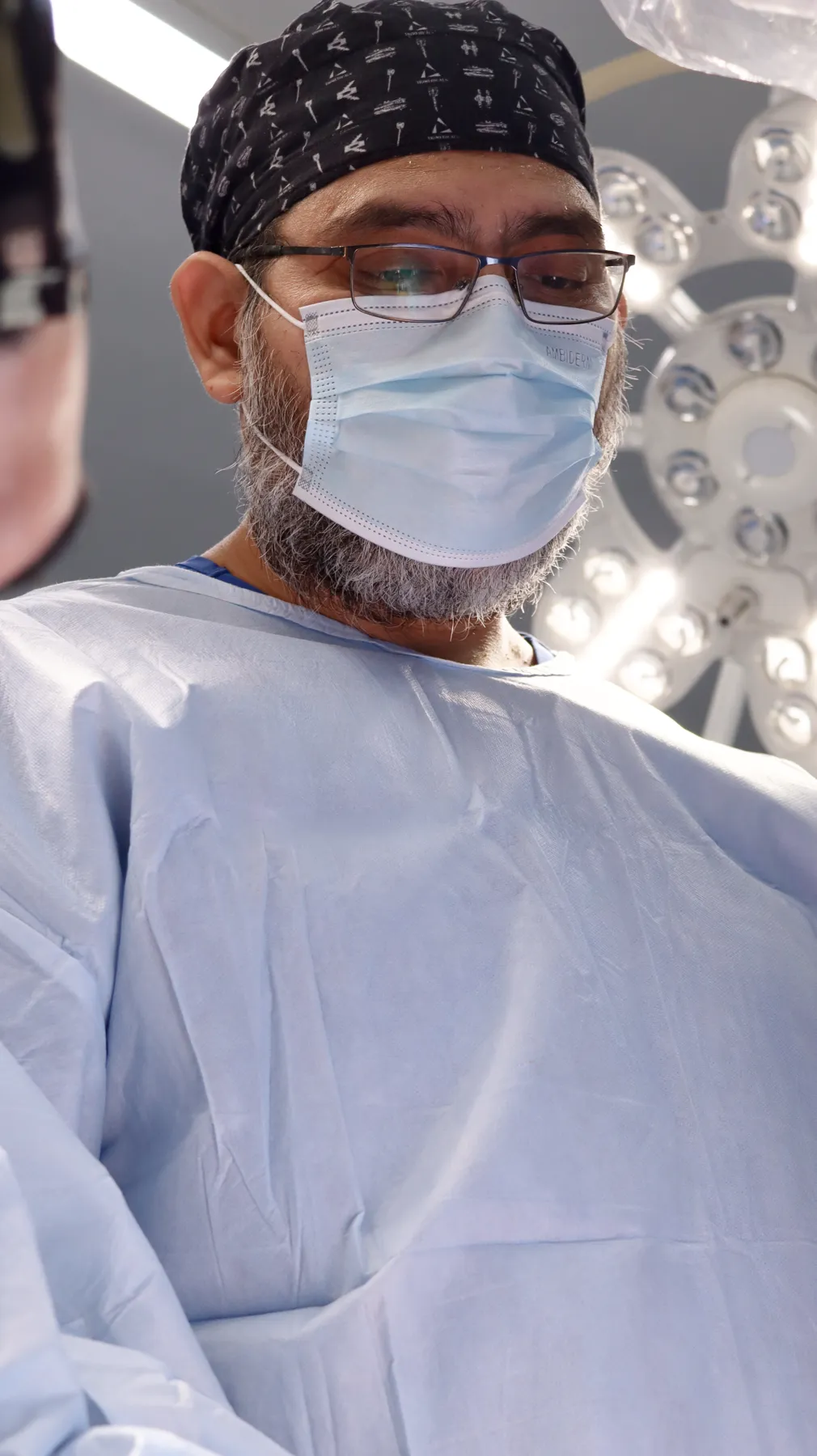 Dr. Daniel Santana López bajo la lámpara del quirófano