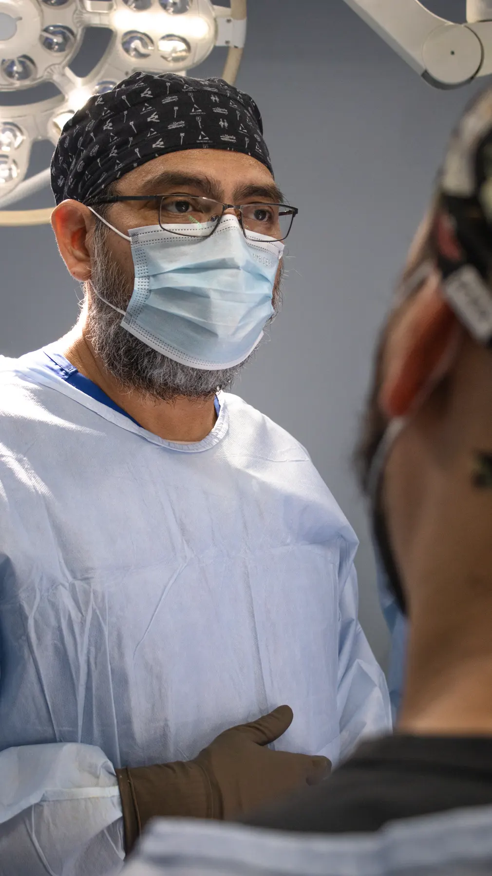 Dr. Daniel Santana López con gorro y cubrebocas en el quirófano