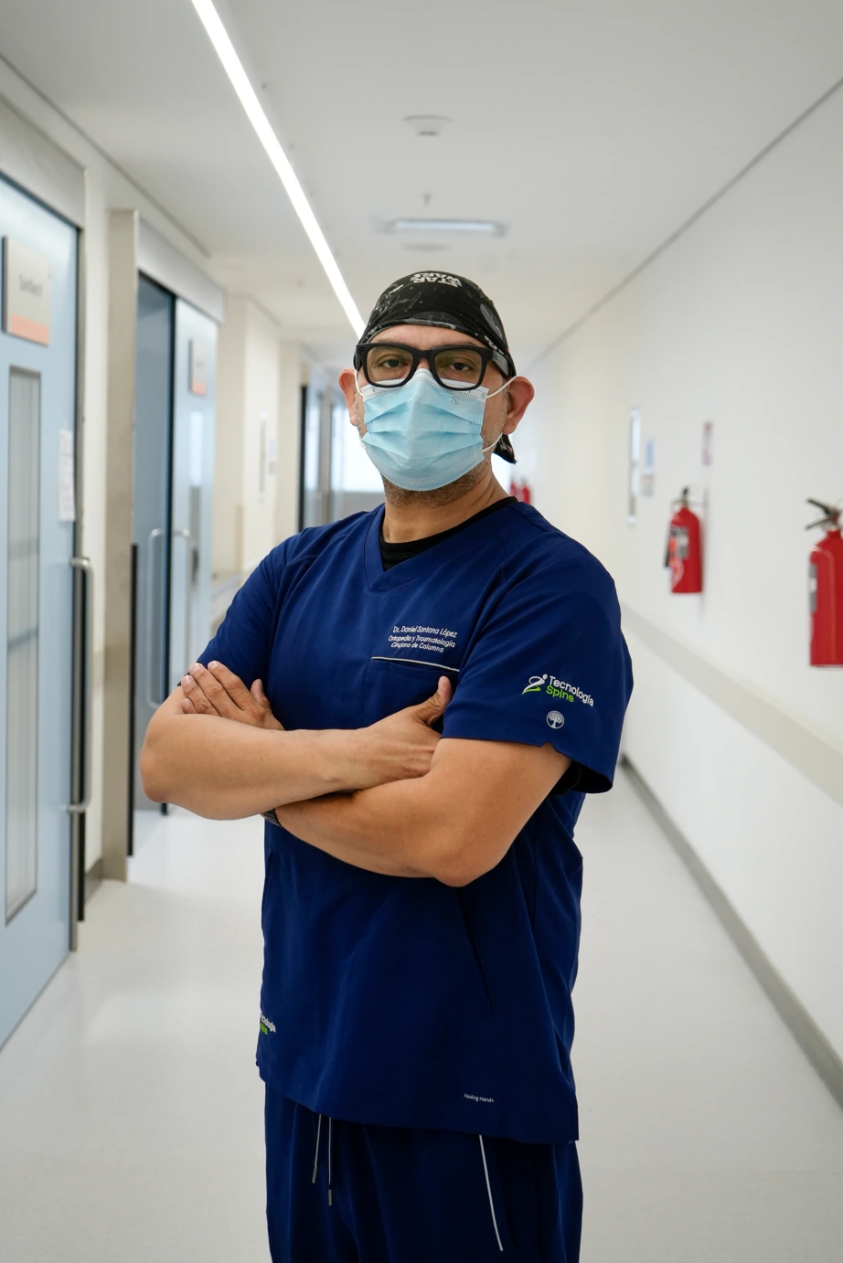 Dr. Daniel Santana López con uniforme quirúrgico en un pasillo de hospital