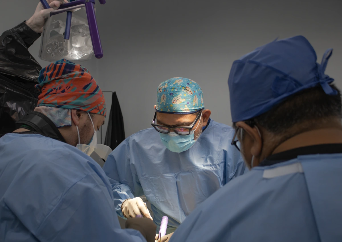 El Dr. Daniel Santana López y su equipo durante una cirugía